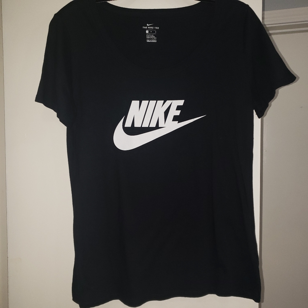 2 Womens Nike Shirts Sz Medium *NEW*